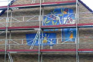 Mosaik „Pflaumenbäume“ hinter dem Baugerüst am Haus Ecke Einigkeitstraße/Frühlingstraße